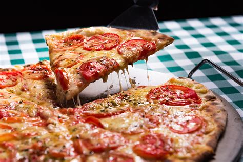 Tasty pizza - Vrhunska pizza u samo 5 minuta. Pomoću Tasty kamena za pečenje u samo 5 minuta ispecite pizzu kod kuće koja će biti jednako ukusna kao da dolazi iz vaše omiljene pizzerije. Uz malo mašte i eksperimentiranja sa sastojcima, pronađite i ispecite najbolju pizzu koju ste ikada jeli. Uz ovaj kamen to je moguće.